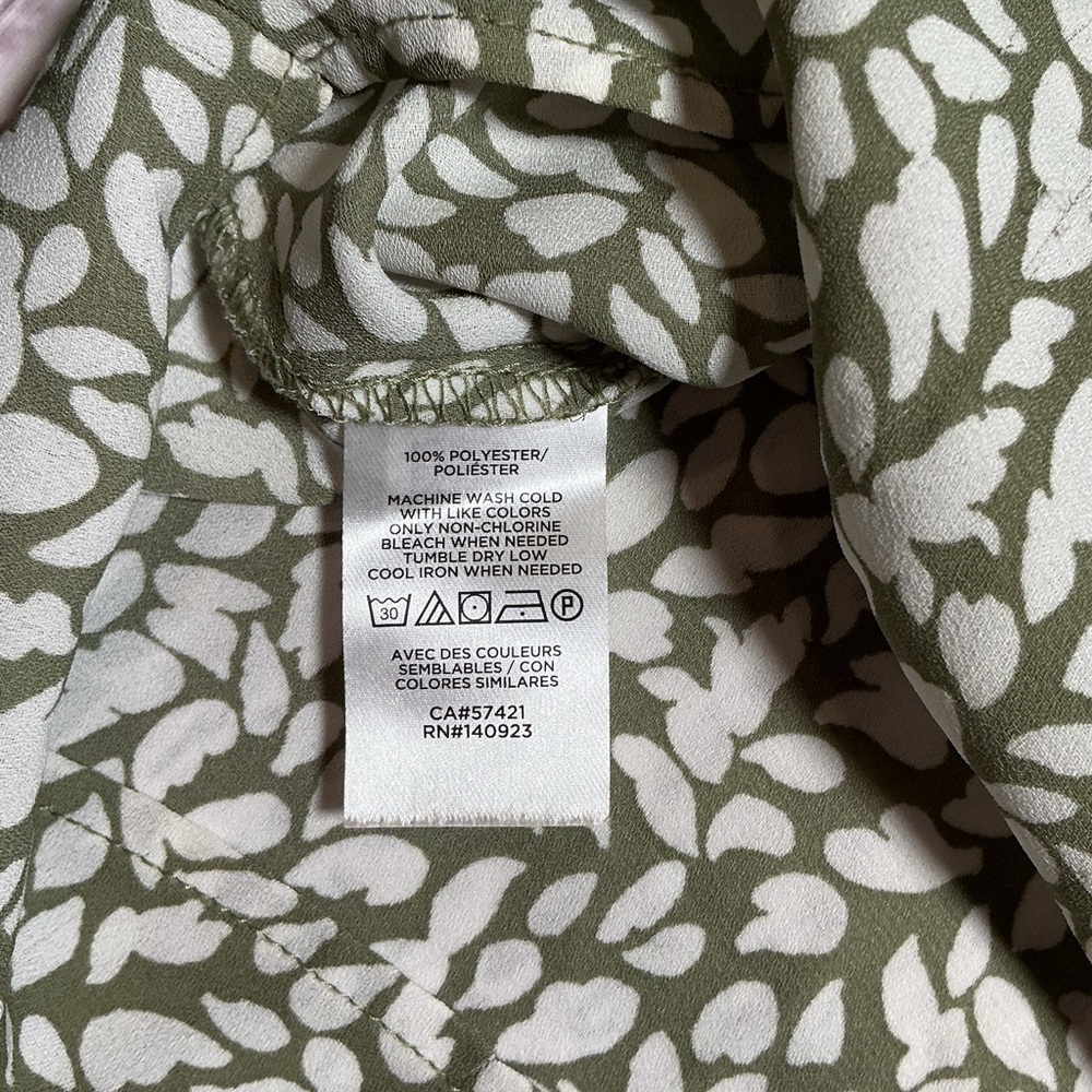 LOFT cap sleeve blouse. Green/white. V-neck. Size XSP - Picture 5 of 8